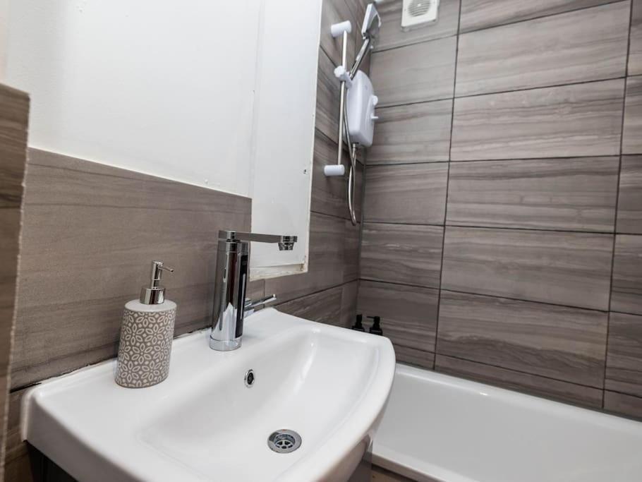1 Bedroom-Sofabed-Worktable-4-Wifi-Parking Λονδίνο Εξωτερικό φωτογραφία